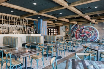 4 restaurants, breakfast, lunch, dinner served; American cuisine at Westgate Vacation Villas Resort