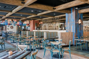 2 restaurants, serveren lunch, diner, pizzagerechten