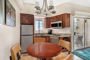 Fridge, microwave, dishwasher, coffee/tea maker - Hilton Vacation Club Scottsdale Villa Mirage (Scottsdale)