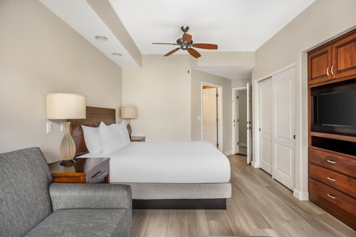 Caja de seguridad en la habitación y tabla de planchar con plancha