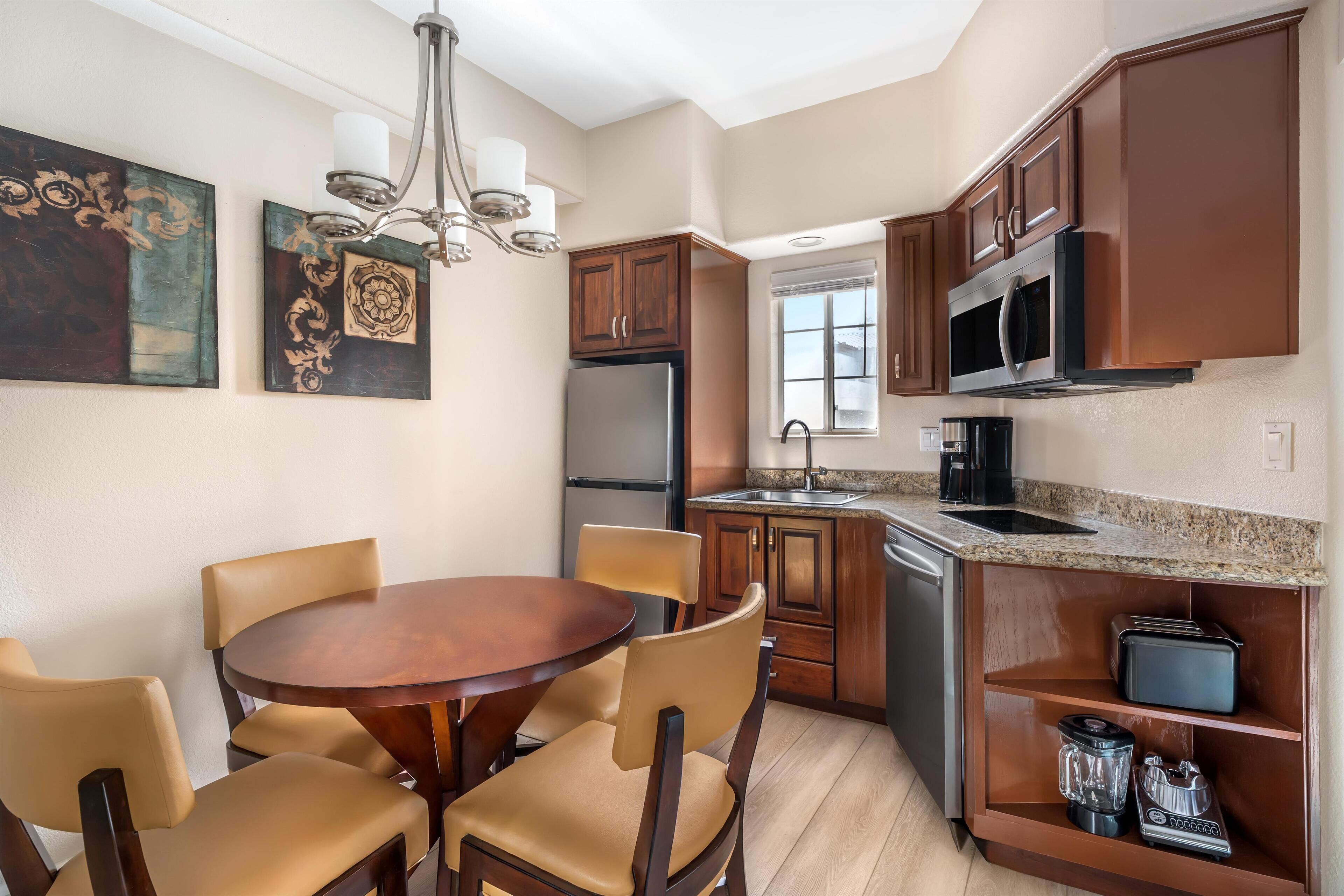 Refrigerador, microondas, lavavajillas y cafetera y tetera 