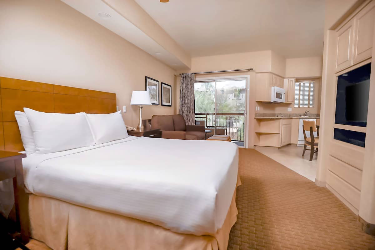 Cofres nos quartos, ferros/tábuas de passar roupa, Wi-Fi de cortesia