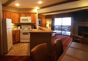 Quarto standard, 1 quarto | Área de estar | TV LED 42 polegadas com canais a cabo, TV, DVD player