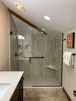 Ducha, secador de pelo, toallas