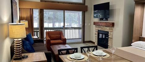 Televisión LED, reproductor de DVD, mesa de ping pong