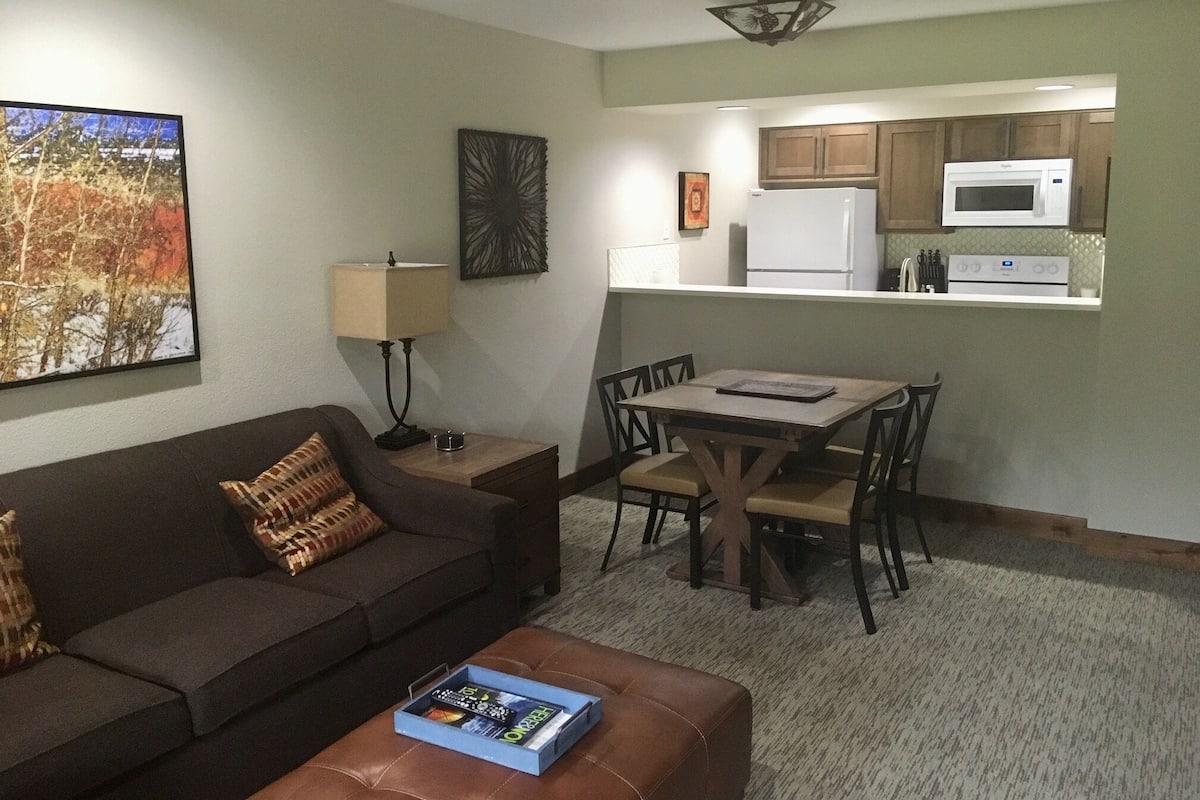 Televisión LED, reproductor de DVD, mesa de ping pong