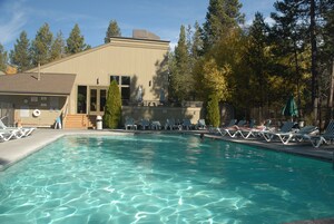 Una piscina al aire libre de temporada