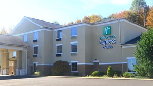 Un bâtiment de la chaîne Holiday Inn Express & Suites, avec un parking situé devant.