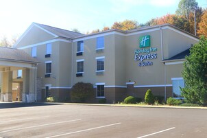 Edificio de Holiday Inn Express & Suites con un estacionamiento al frente.