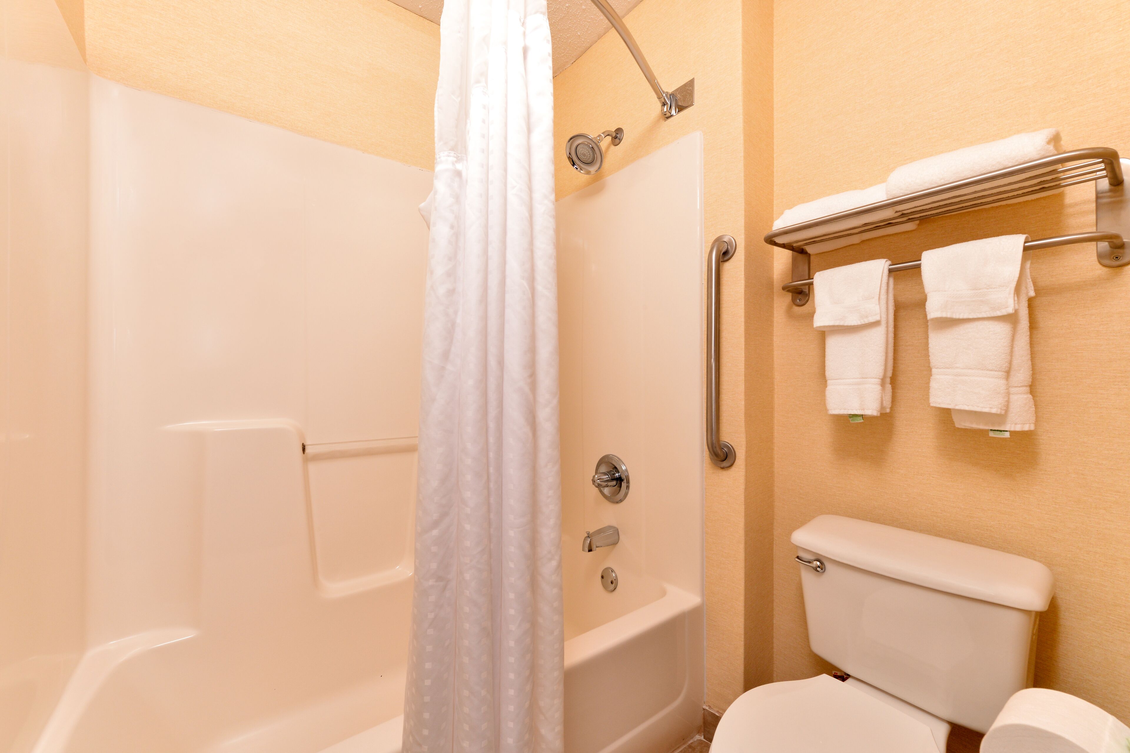 Gratis toiletartikelen, een haardroger, handdoeken