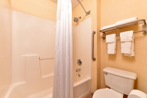 Kostenlose Toilettenartikel, Haartrockner, Handtücher