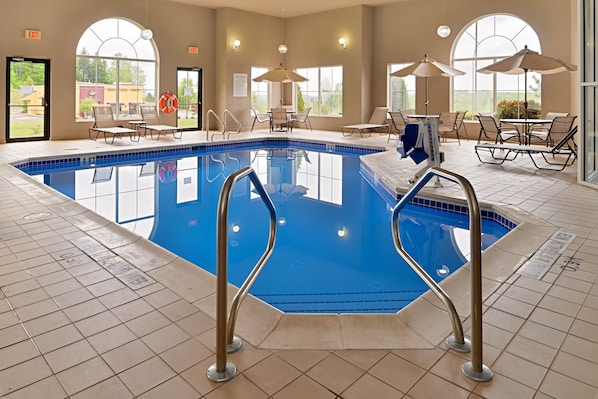 Piscine couverte, accès possible de 05 h 30 à 23 h 00, chaises longues