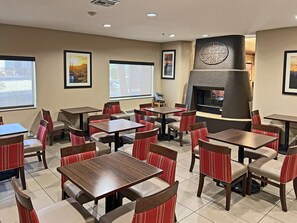Free daily full breakfast - Comfort Suites Peoria Sports Complex (Peoria)