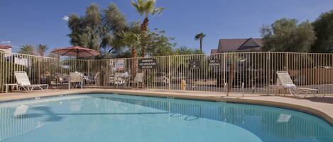 Piscine extérieure, chaises longues