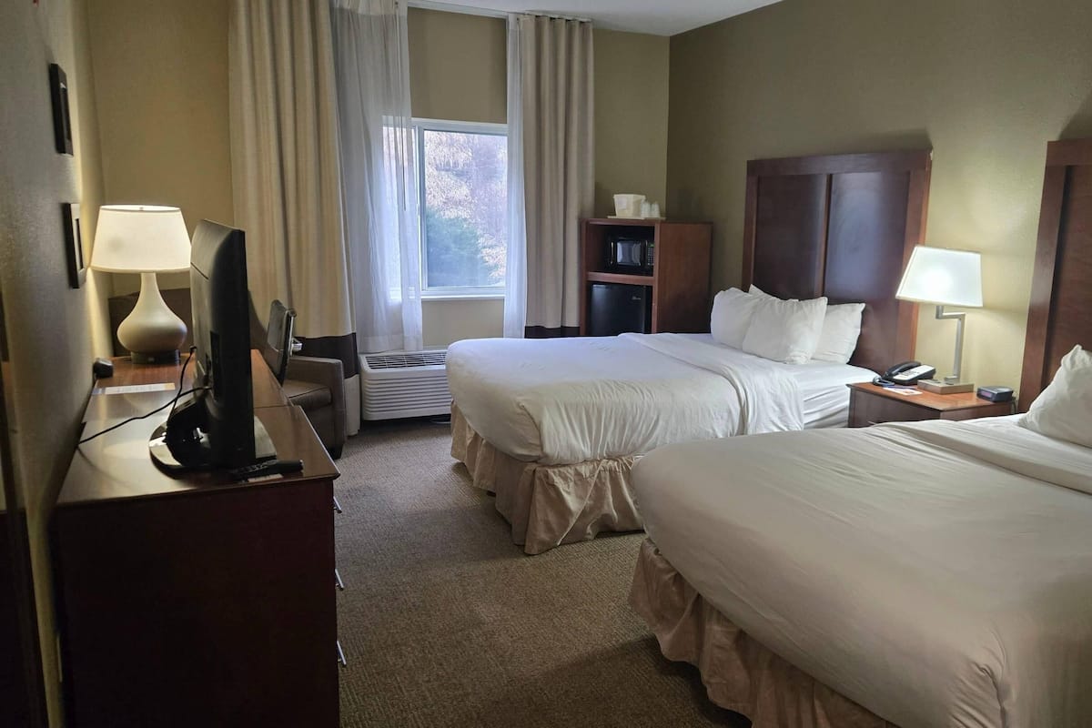 1 bedroom, Egyptian cotton sheets, premium bedding, desk