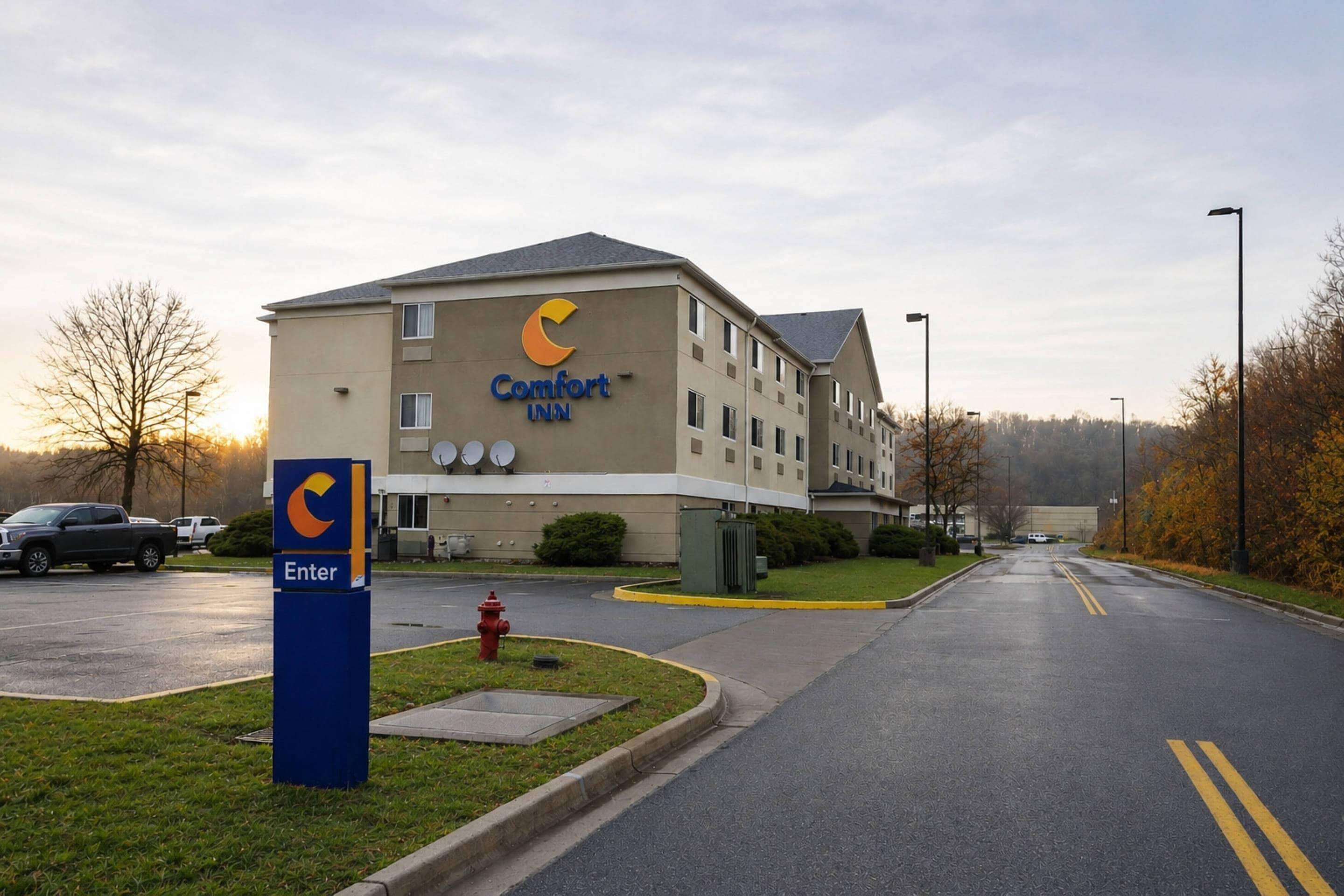 Ein Comfort Inn Hotel mit freiem Zugang, einem Parkplatz und einem gepflegten Rasen.