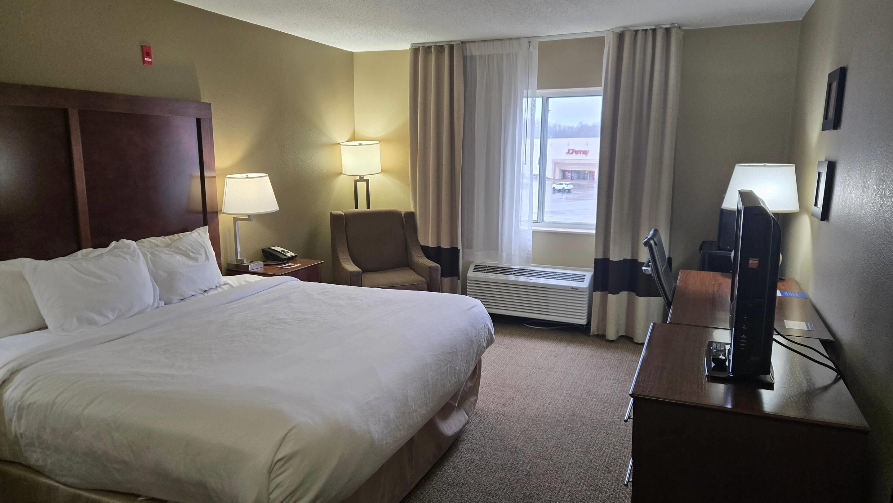 1 bedroom, Egyptian cotton sheets, premium bedding, desk