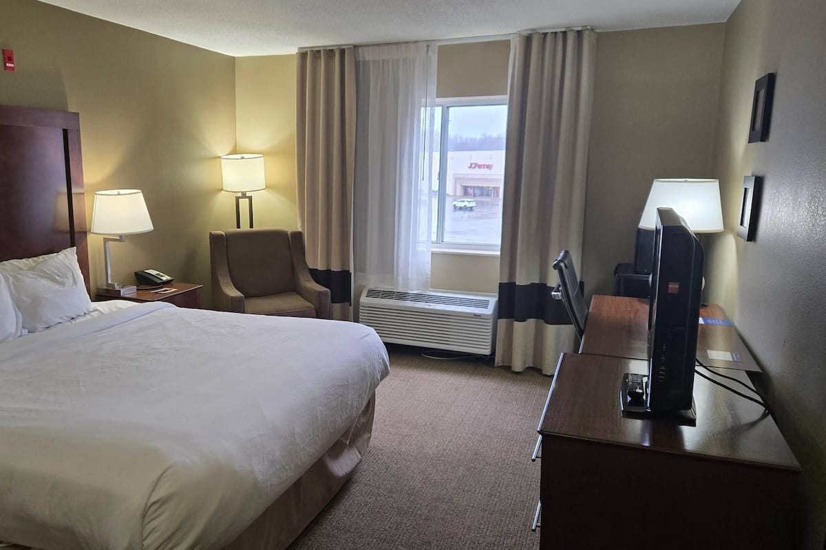 1 bedroom, Egyptian cotton sheets, premium bedding, desk