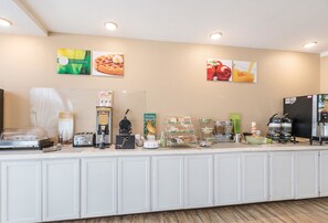 Free daily buffet breakfast  - Quality Suites Temple I-35 (Temple)