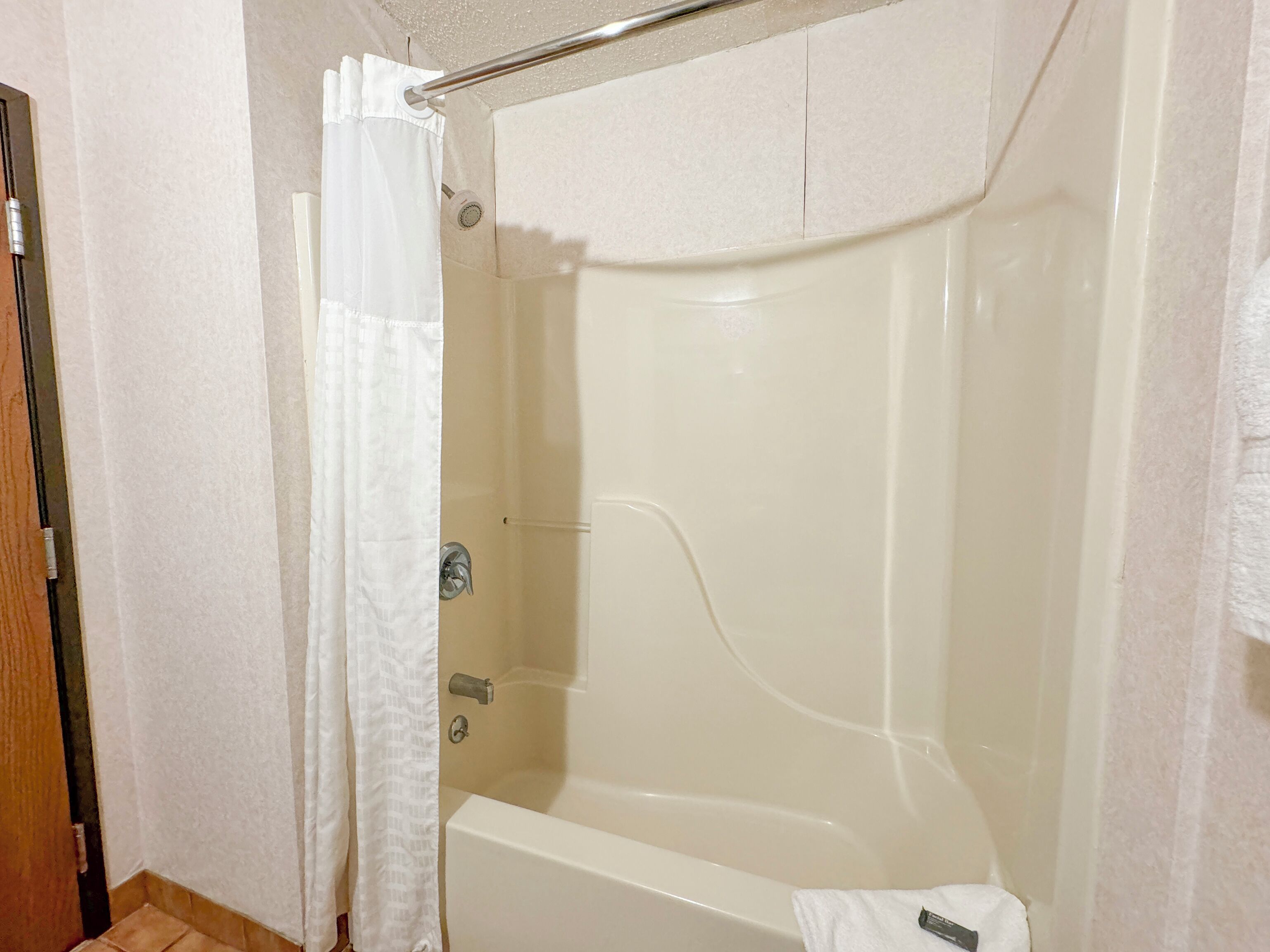 Habitació prèmium, 1 llit de matrimoni gran, no fumadors, banyera d&#x27;hidromassatge | Bany | Combinació de dutxa i banyera i articles de tocador gratuïts 