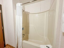 尊荣客房, 1 张特大床, 无烟房, 按摩浴缸 | 浴室 | 淋浴/盆浴组合、免费洗浴用品、吹风机、毛巾