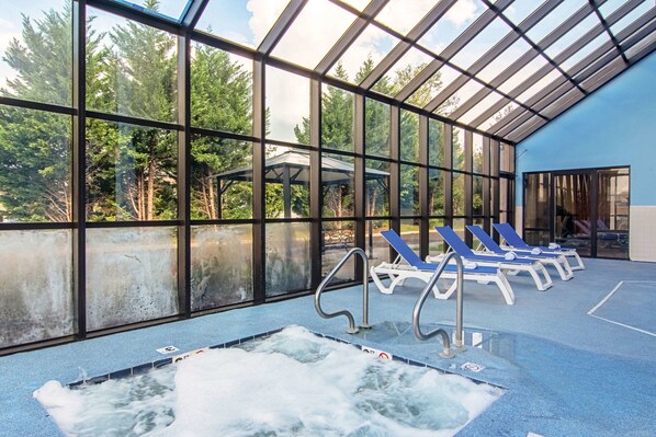 Indoor pool, sun loungers