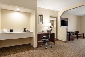 Desk, soundproofing, iron/ironing board, free cots/infant beds - Comfort Suites Knoxville Airport (Alcoa)
