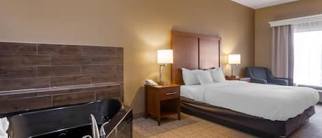 Ylelliset vuodevaatteet, työpöytä, silitysrauta/-lauta