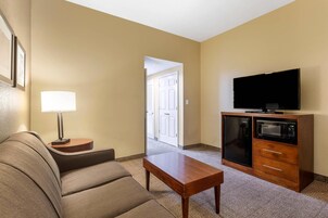 Premium bedding, desk, iron/ironing board, free cribs/infant beds