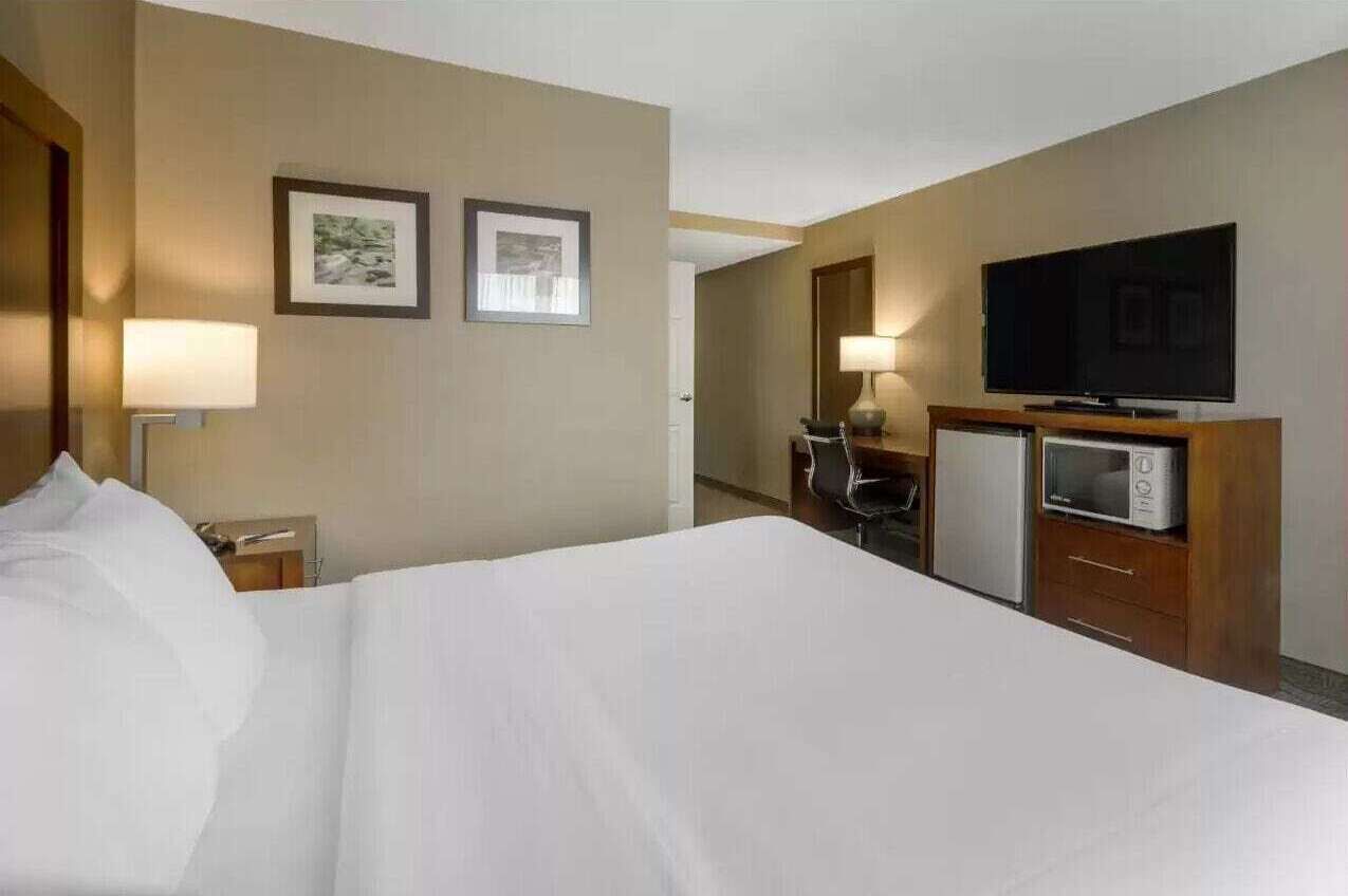 Luxe beddengoed, een bureau, een strijkplank/strijkijzer
