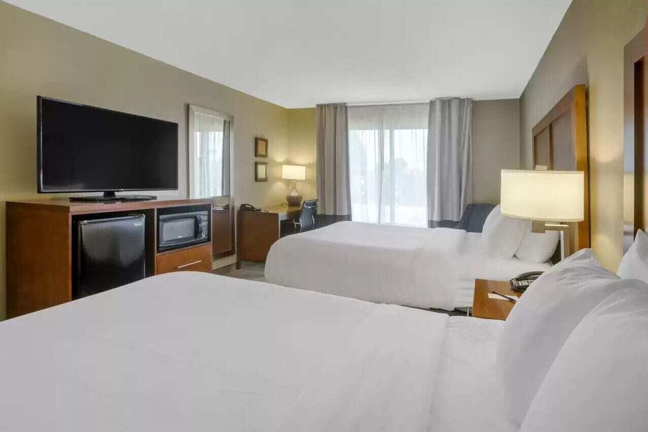 Luxe beddengoed, een bureau, een strijkplank/strijkijzer