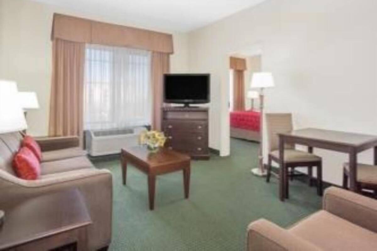 Living area | 43-inch flat-screen TV with satellite channels, TV