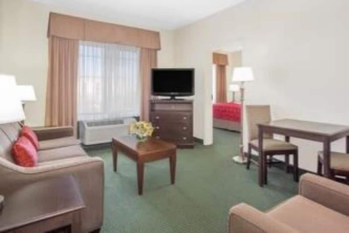 Living area | 43-inch flat-screen TV with satellite channels, TV