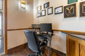 Business centre - Quality Inn & Suites Stoughton - Madison South (Stoughton)