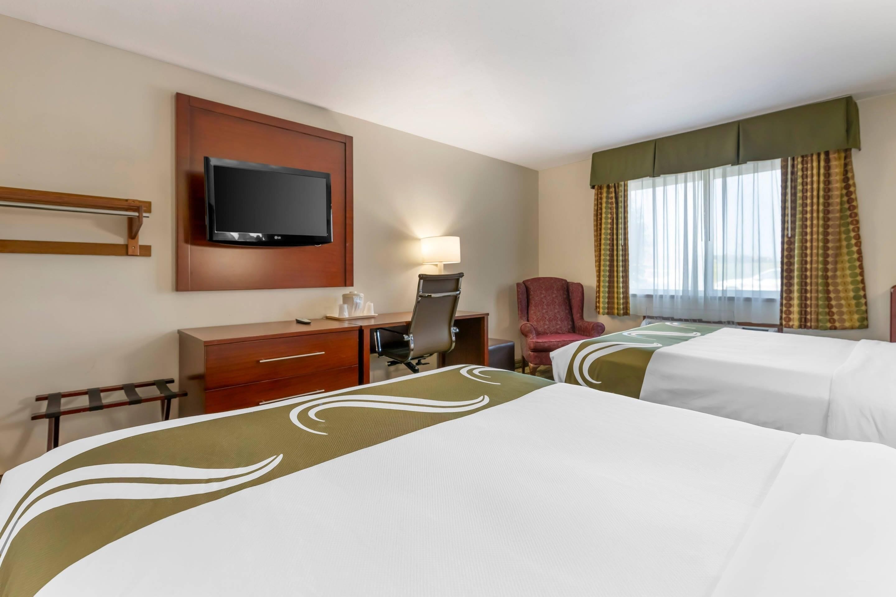 Kamar, 2 Tempat Tidur Queen, akses difabel, Bebas Asap Rokok | Setrika/meja setrika, Wi-Fi gratis, seprai linen, dan jam alarm