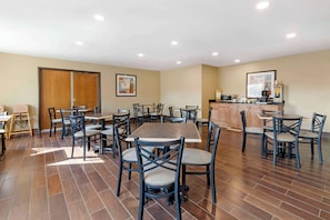 Sudah termasuk sarapan ambil sendiri setiap hari