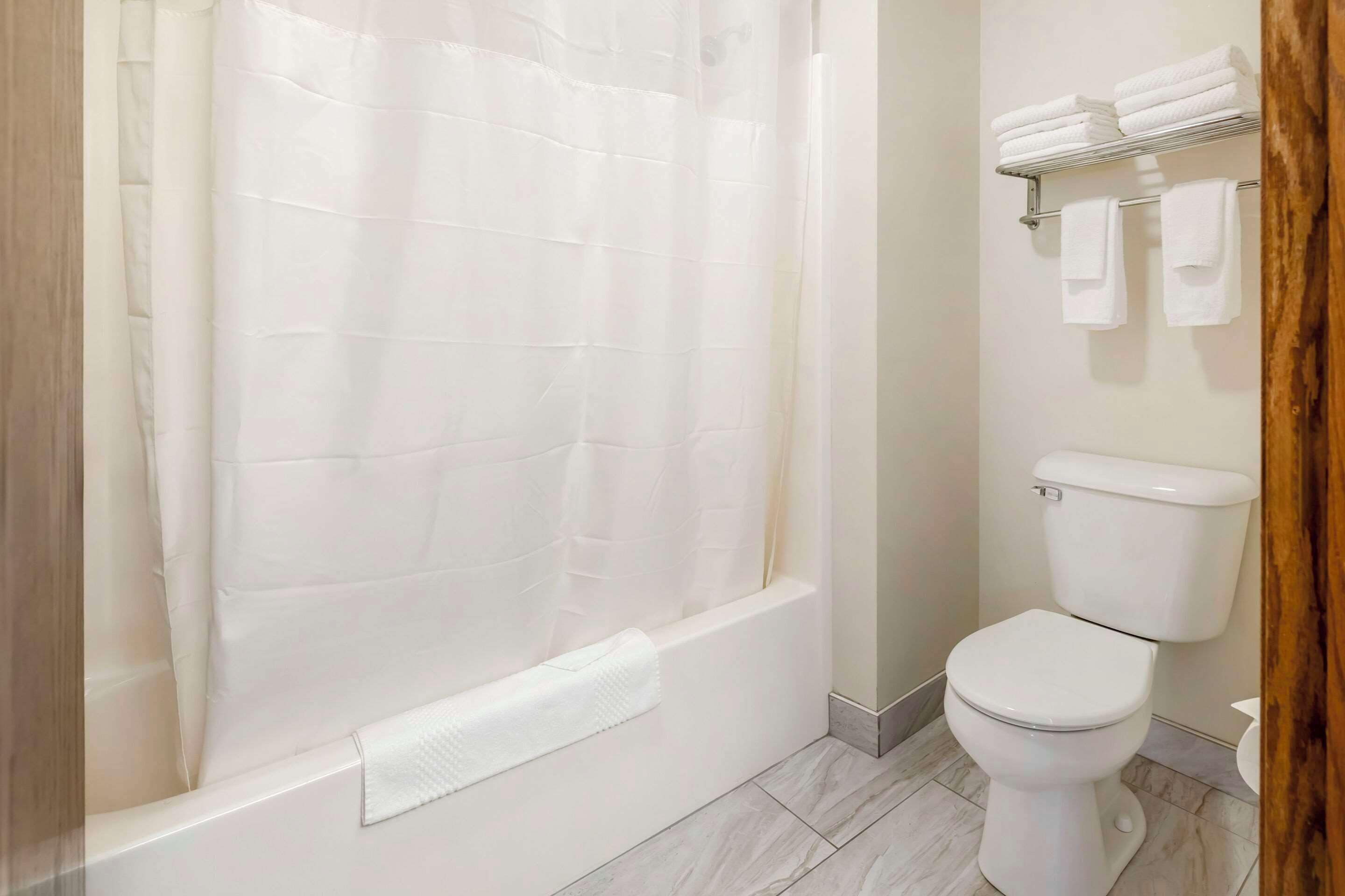 standard room, 1 king bed, non smoking, hot tub | iron/ironing board, free wifi, bed sheets, alarm clocks