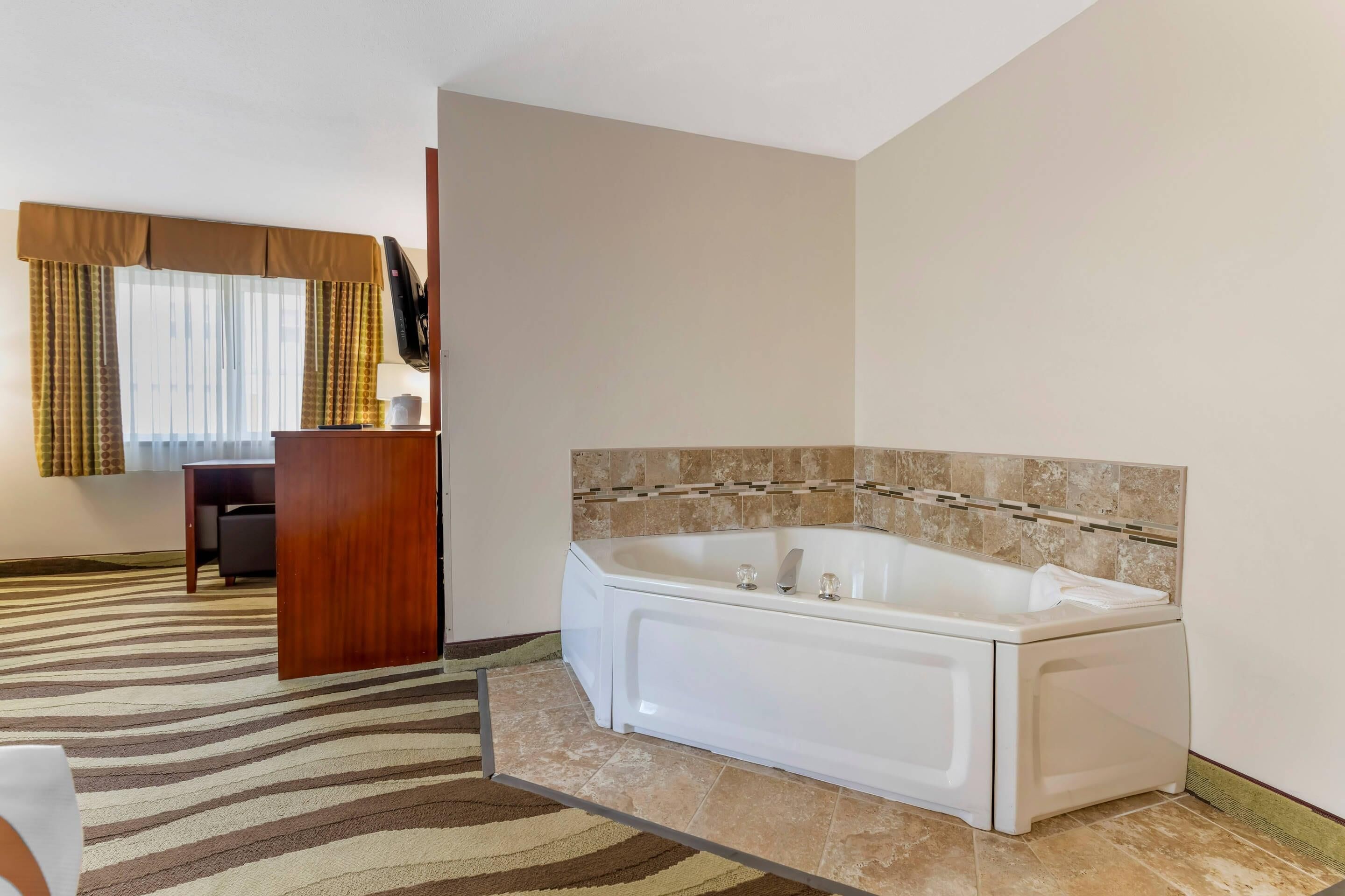 Tabla de planchar con plancha, wifi gratis, despertador y ropa de cama 