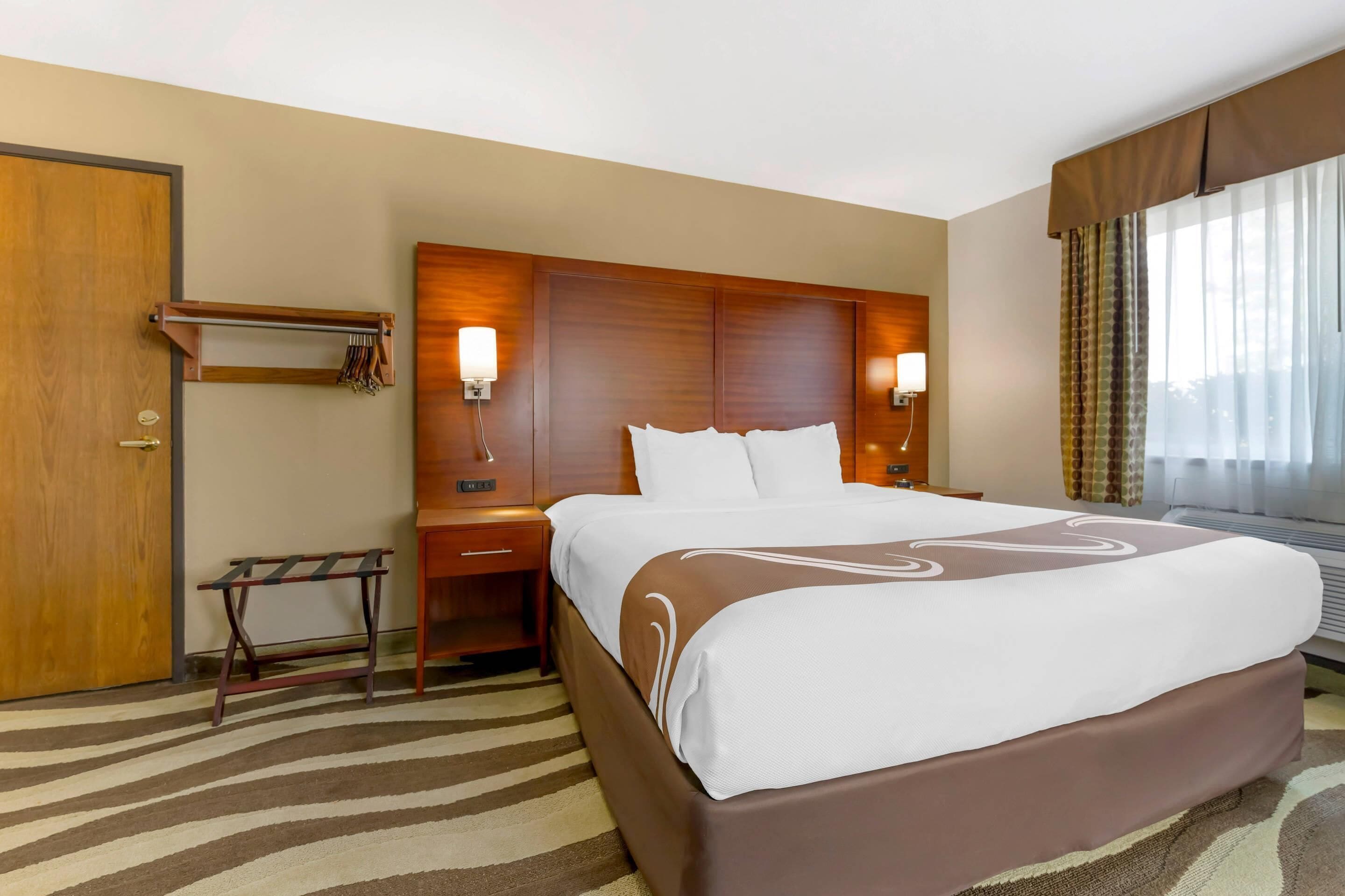 Sviitti, 1 suuri parisänky, esteetön, tupakointi kielletty | Silitysrauta/-lauta, ilmainen Wi-Fi, vuodevaatteet, herätyskellot