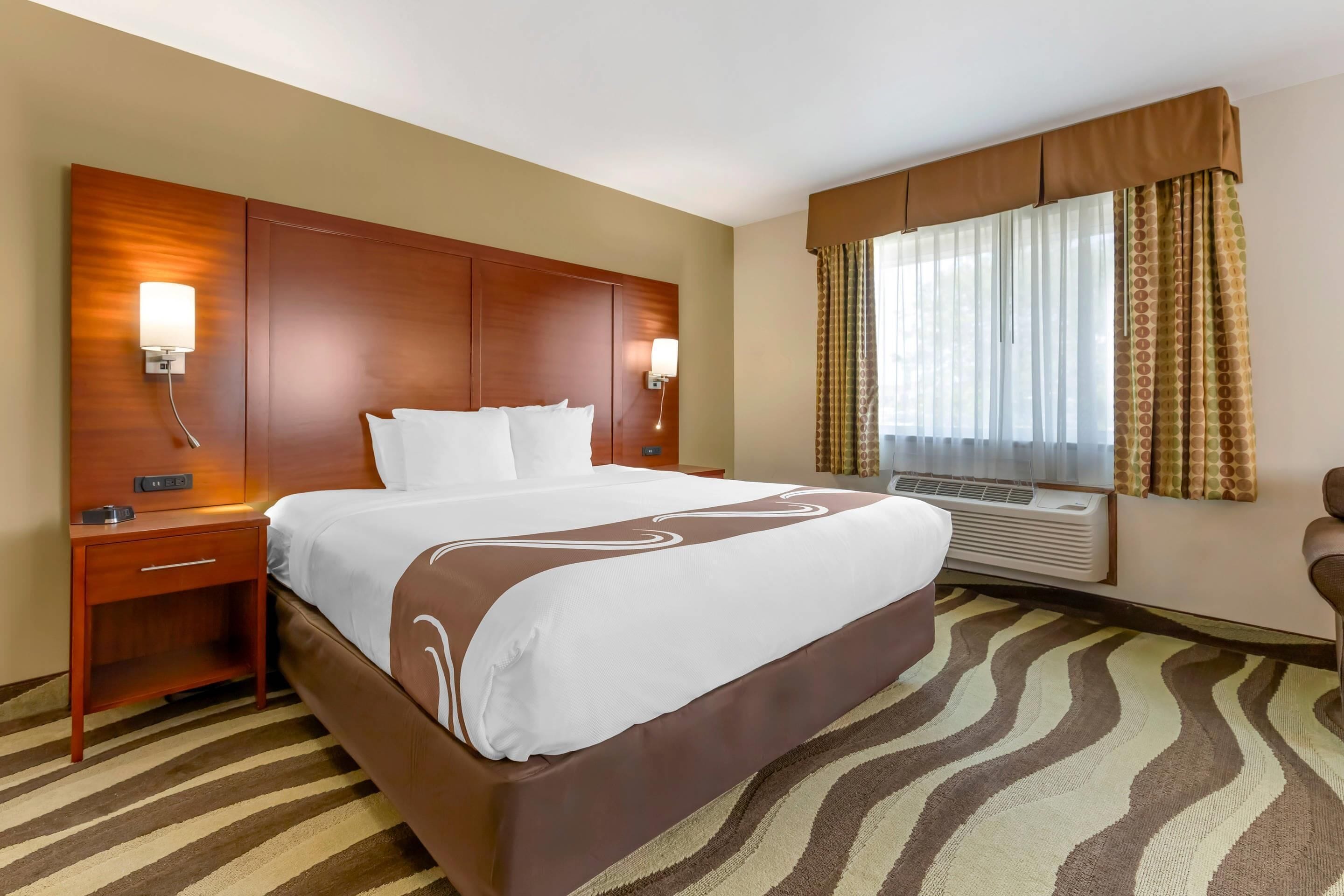 Sviitti, 1 suuri parisänky, tupakointi kielletty, poreamme | Silitysrauta/-lauta, ilmainen Wi-Fi, vuodevaatteet, herätyskellot