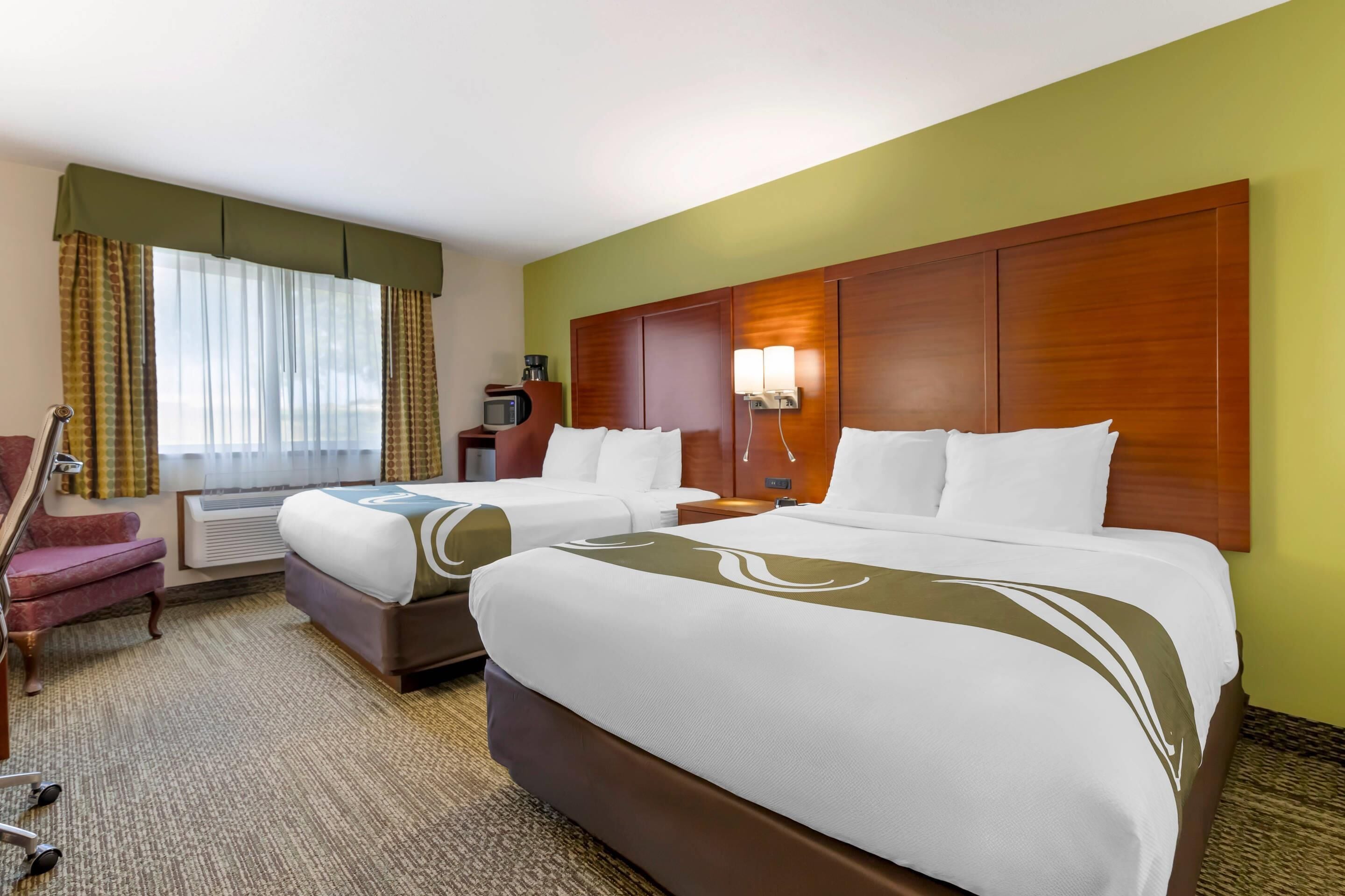 Huone, 2 keskisuurta parisänkyä, esteetön, tupakointi kielletty | Silitysrauta/-lauta, ilmainen Wi-Fi, vuodevaatteet, herätyskellot