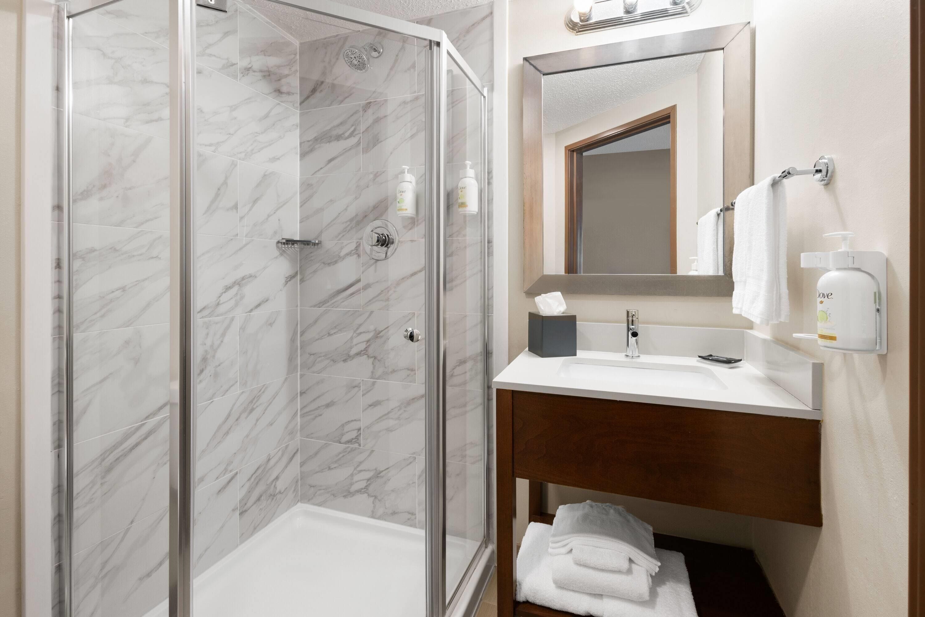 Deluxe Room, 1 King Bed, Non Smoking | Bathroom | Combined shower/tub, hair dryer, towels