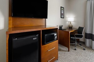 Escritorio, espacio para trabajar con laptop y cortinas blackout 