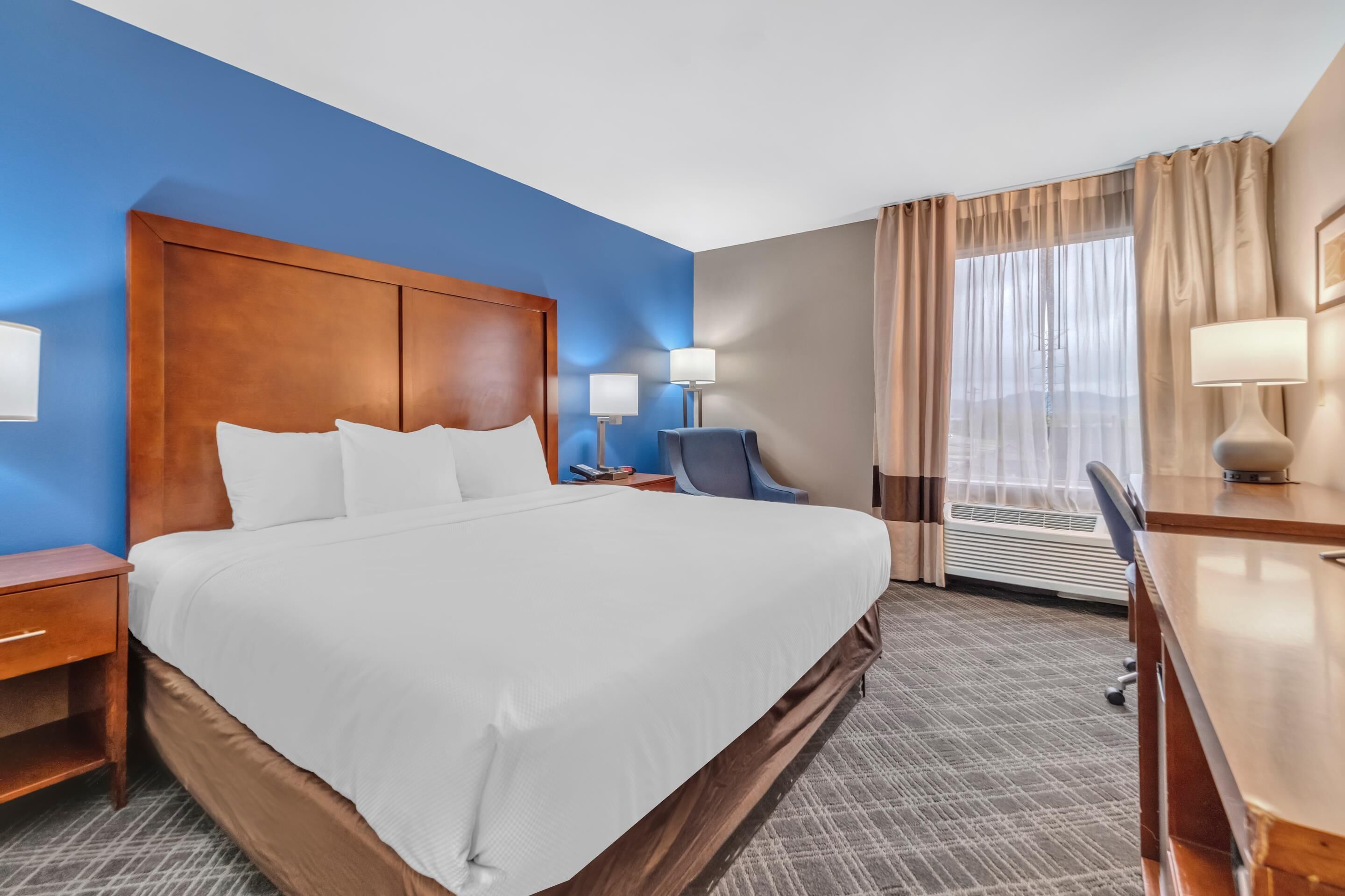 Escritorio, espacio para trabajar con laptop y cortinas blackout 