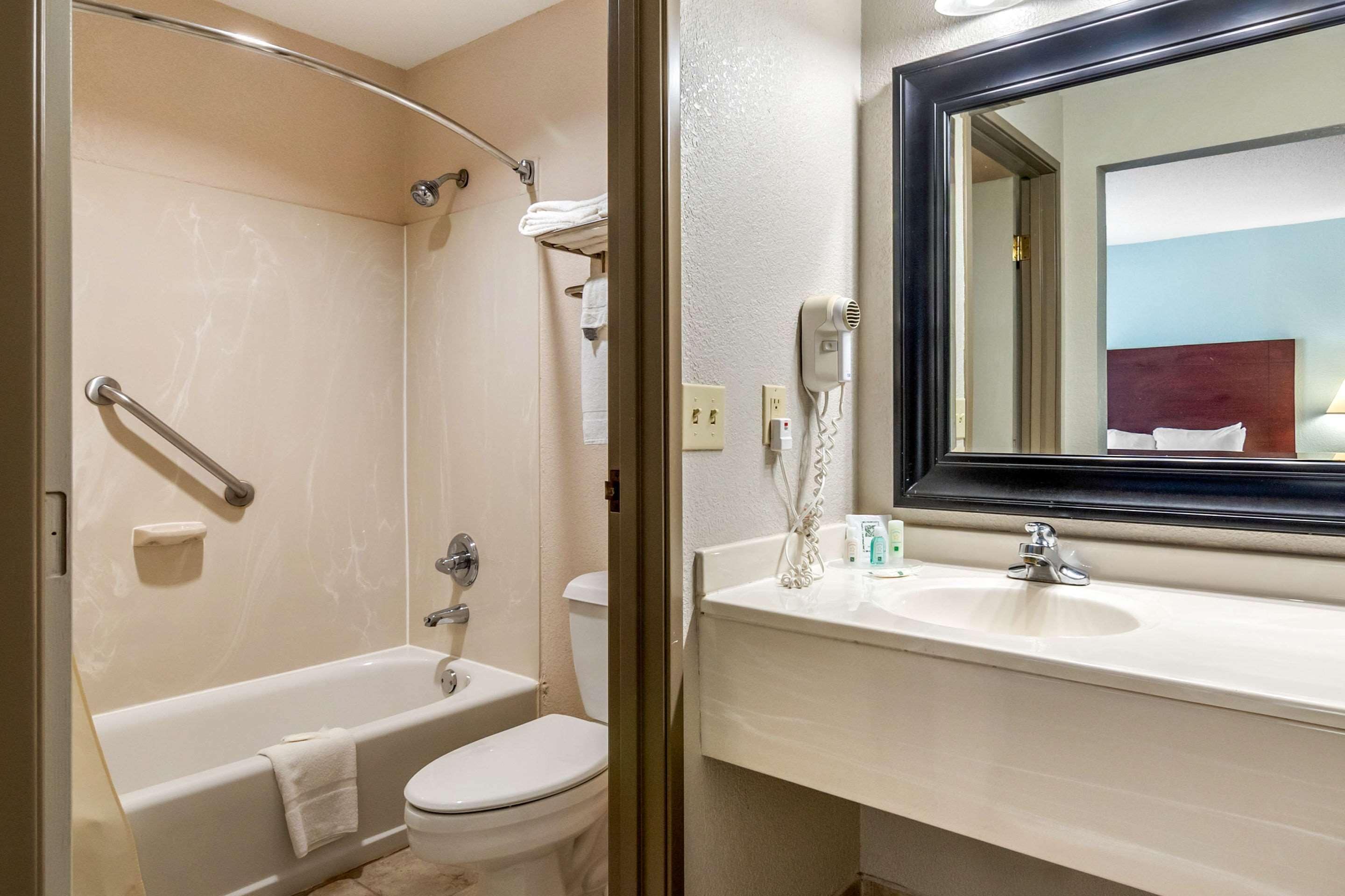 suite, non smoking | bathroom | combined shower/bathtub, free toiletries, hair dryer, towels