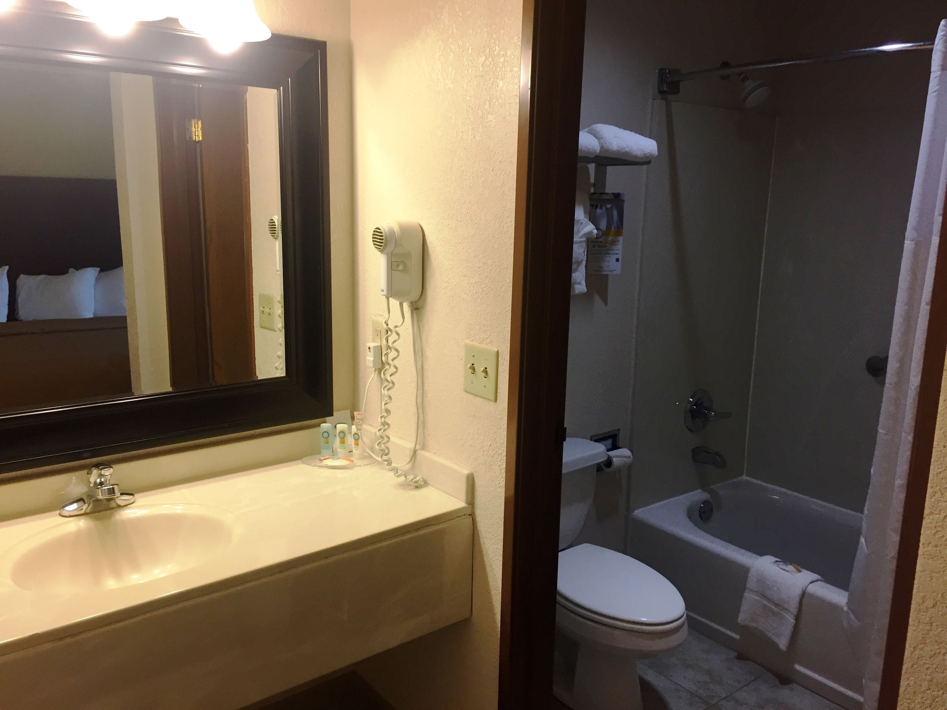suite, non smoking | bathroom | combined shower/bathtub, free toiletries, hair dryer, towels