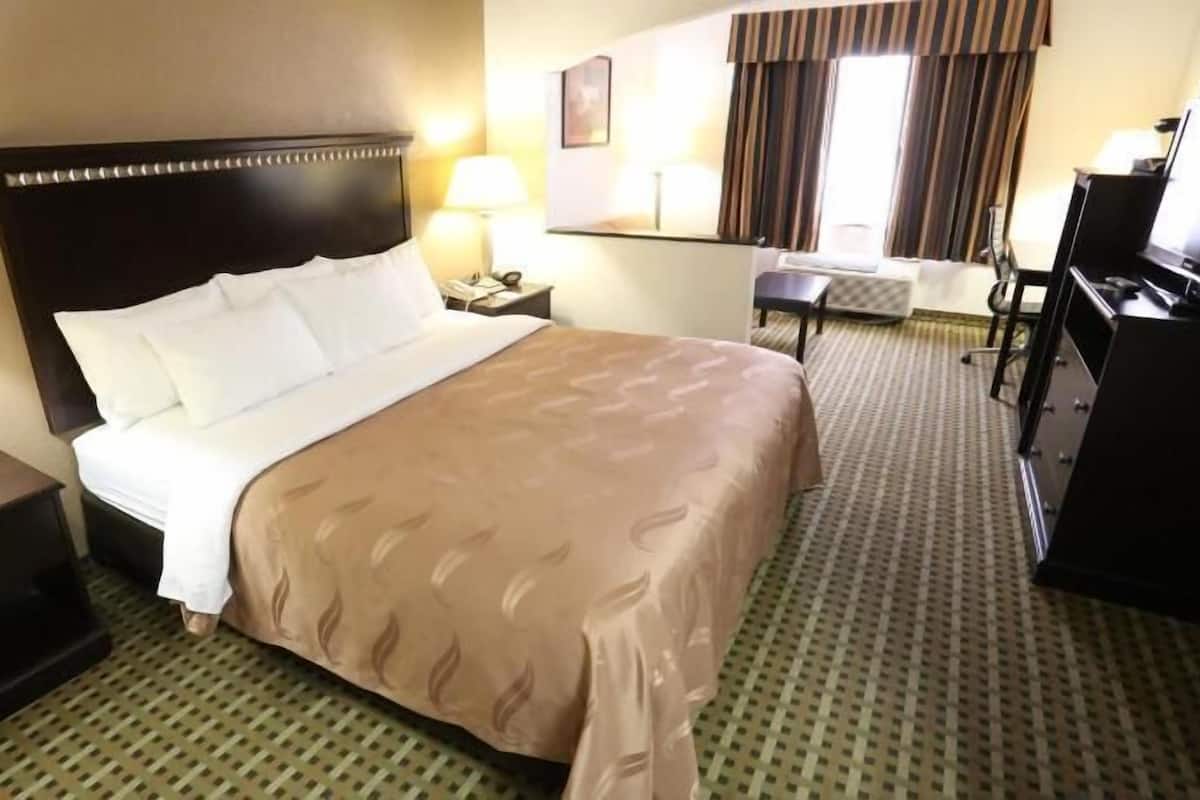 Literie de qualité, lit avec matelas à plateau-coussin, bureau