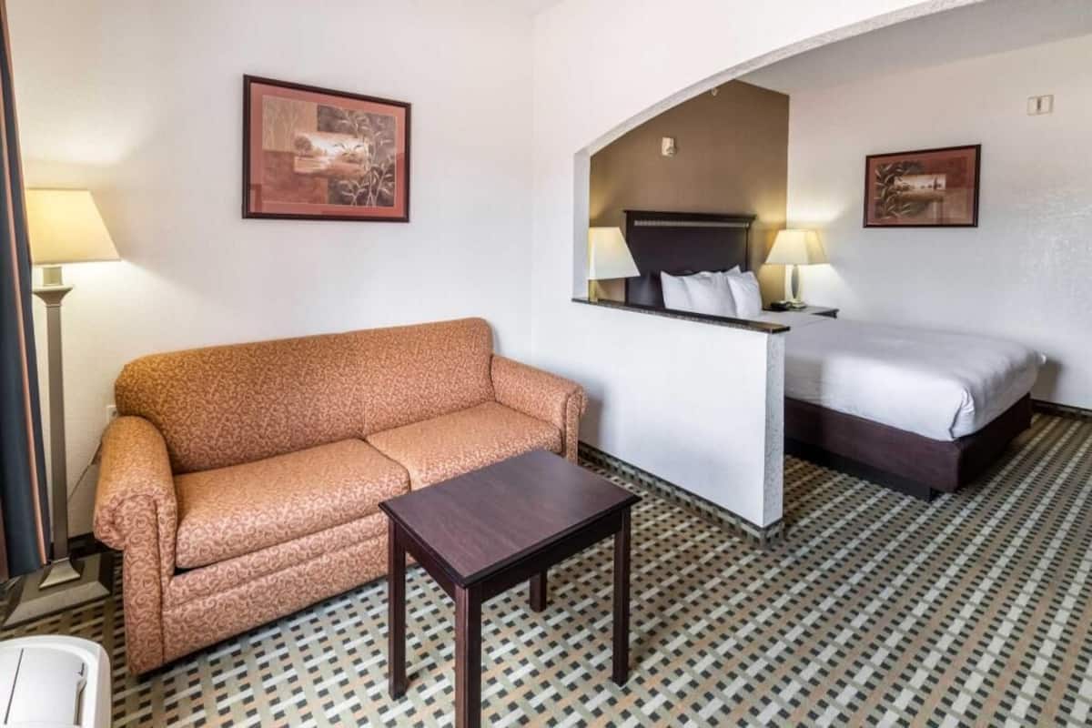 Literie de qualité, lit avec matelas à plateau-coussin, bureau