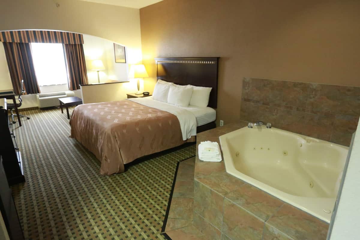 Deluxe-Suite, Nichtraucher, Whirlpool | Hochwertige Bettwaren, Pillowtop-Betten, Schreibtisch
