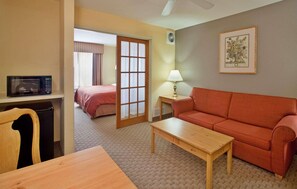 Suite, 1 habitación, no fumadores | Ropa de cama hipoalergénica, escritorio, cortinas opacas